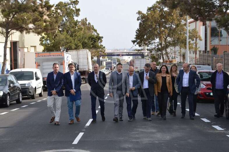 Comitiva de autoridades en la calle de Delineante de la zona industrial de Salinetas, recién asfaltada (Foto TA)